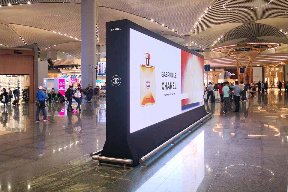 ledasdo_indoor_ic_mekan_p2.5_istanbul_havalimanı_airport_led_ekran_gabrielle_chanel_reklam