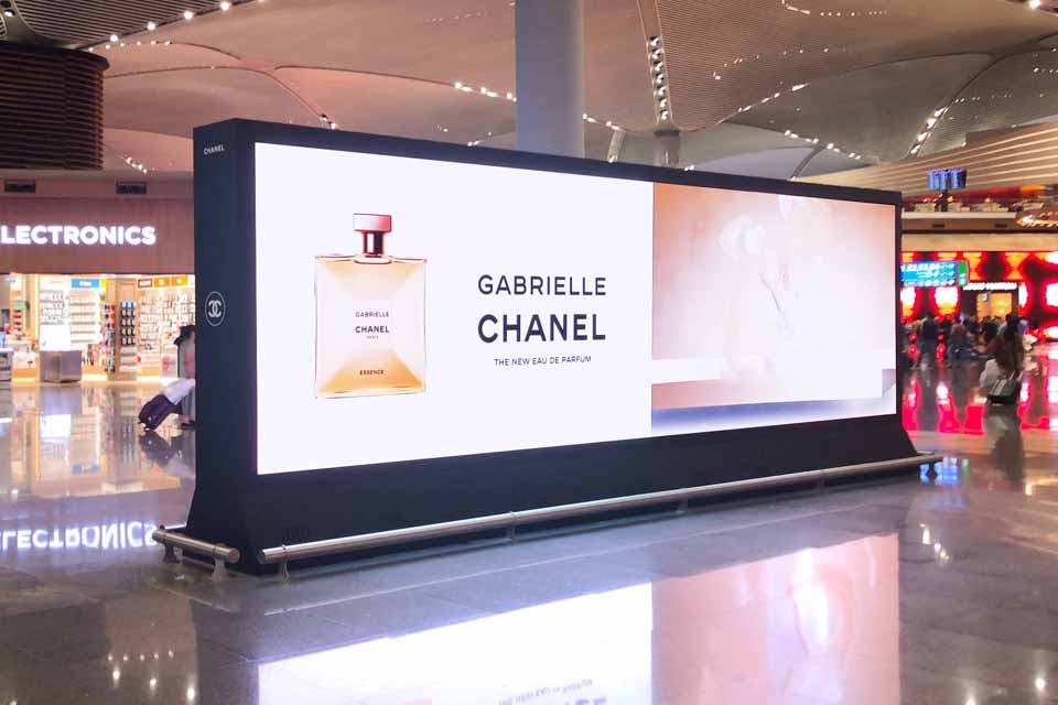 ledasdo_indoor_ic_mekan_p2.5_istanbul_havalimanı_airport_led_ekran_gabrielle_chanel_reklam